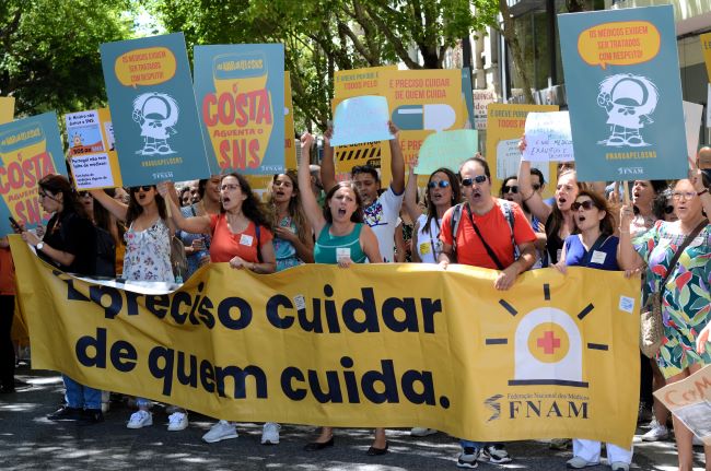 Concentração de médicos no primeiro dia de greve, a 1 de agosto de 2023