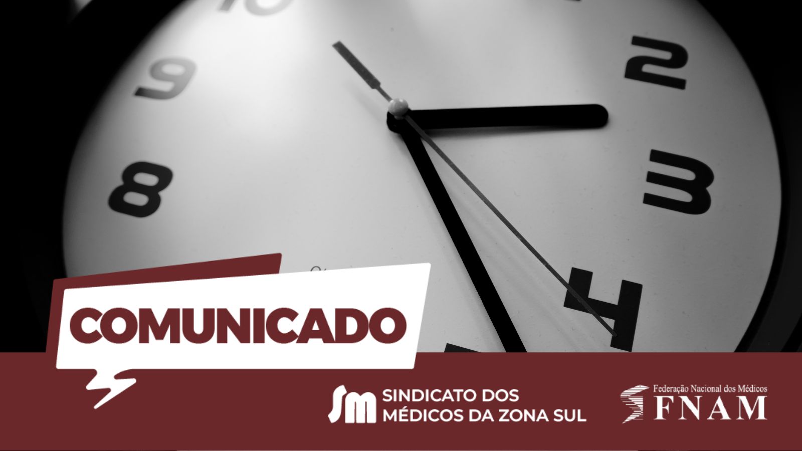 Imagem de fundo em tons de preto e branco que mostra o plano aproximado de um relógio analógico de parede, focando os números das 2 às 4 e das 8 às 9. Sobreposta na parte inferior, encontra-se uma faixa horizontal cor de vinho. Do lado esquerdo desta faixa, destaca-se um grafismo branco em forma de balão de fala com a palavra 