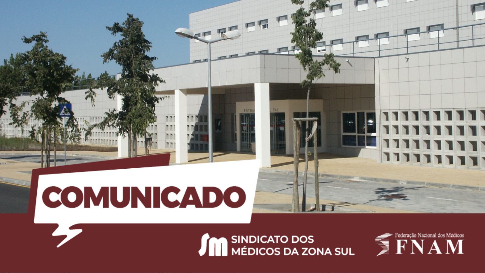 Fotografia da fachada exterior do Hospital do Litoral Alentejano, um edifício moderno em tons de cinzento, destacando-se a entrada principal protegida por uma pala com pilares brancos. No canto inferior esquerdo, sobrepõe-se um balão de fala branco com a palavra "COMUNICADO" em letras maiúsculas castanhas. Na barra inferior escura, encontram-se os logótipos do Sindicato dos Médicos da Zona Sul ao centro e da FNAM à direita.