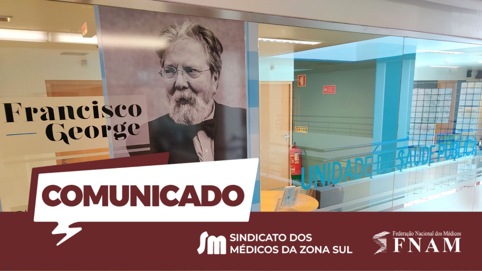 Imagem de fundo a mostrar a entrada envidraçada da "Unidade de Saúde Pública" com um retrato e o nome de Francisco George em grande destaque na parede. Em primeiro plano, no canto inferior, há um grafismo de um balão de fala em fundo vermelho e branco com a palavra "COMUNICADO", acompanhado pelos logótipos do Sindicato dos Médicos da Zona Sul (SMZS) e da Federação Nacional dos Médicos (FNAM).