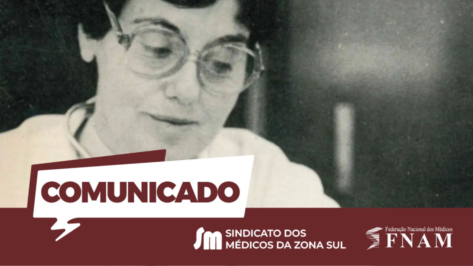 Fotografia em preto e branco de Purificação Araújo, de óculos e bata, olhando para baixo. Sobreposta, há uma tarja vermelha escura com um balão de fala branco escrito "COMUNICADO", os logotipos do Sindicato dos Médicos da Zona Sul e da Federação Nacional dos Médicos (FNAM).